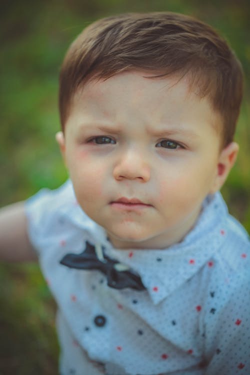 Gratis Fotografía De Enfoque Selectivo De Un Bebé Con Camisa Blanca Y Roja Foto de stock