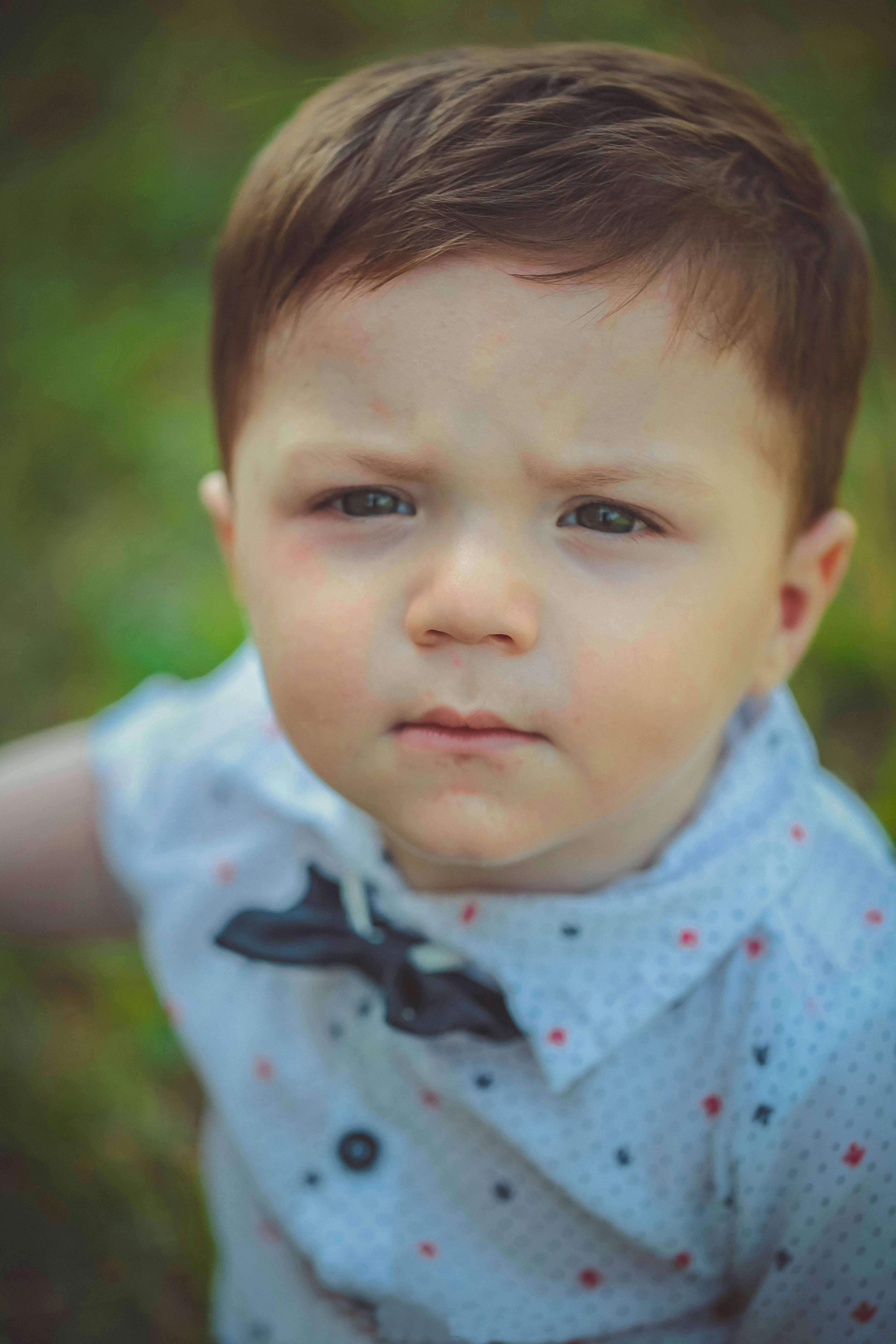 Fotografia Com Foco Seletivo De Beb\u00ea Vestindo Uma Camisa Branca E ...