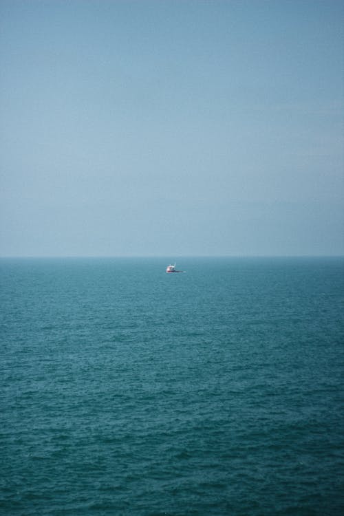 Foto profissional grátis de barco, céu azul, céu limpo
