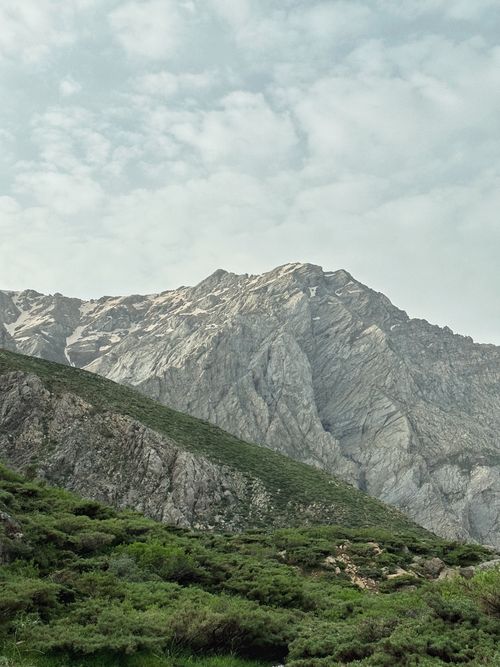 Free Breathtaking view of mountains in Erbil Governorate, Iraq with lush greenery under a cloudy sky. Stock Photo