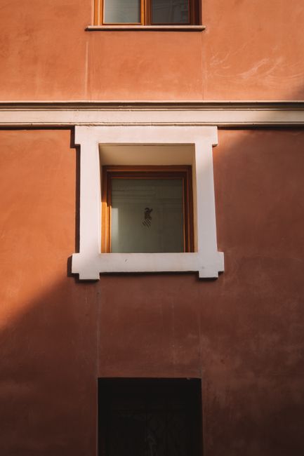 Sunlit facade of a residential building in Valencia, showcasing classic architectural elements.
