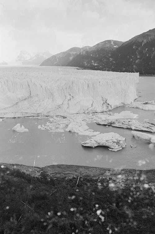Darmowe zdjęcie z galerii z arktyczny, czarno-biały, góra lodowa