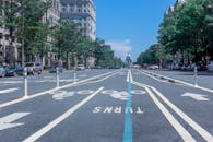 阳光明媚的日子里，宽阔的城市街道延伸向远处的国会大厦