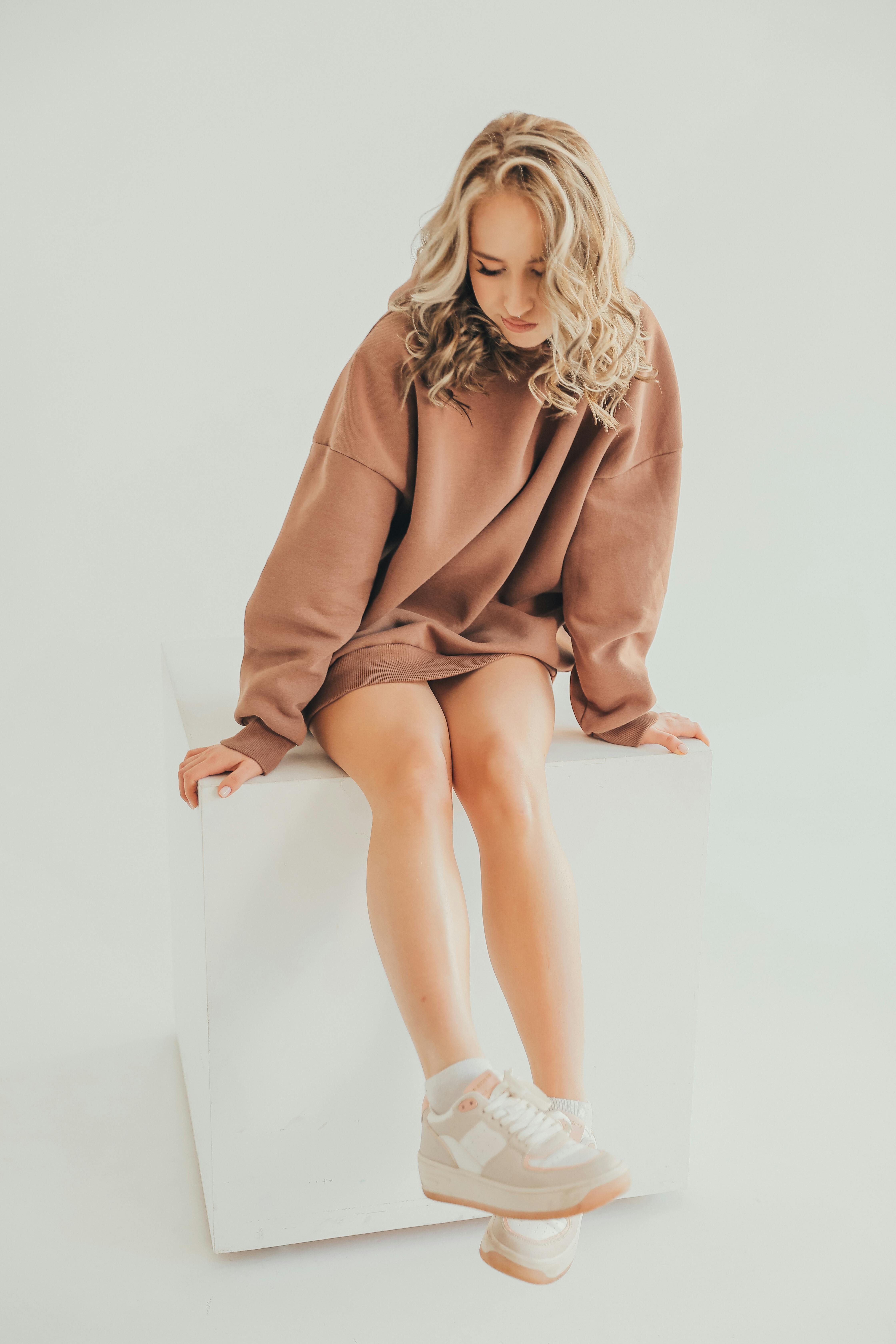 Gratis stockfoto met blond haar, blond model, comfortabele kleding Stockfoto