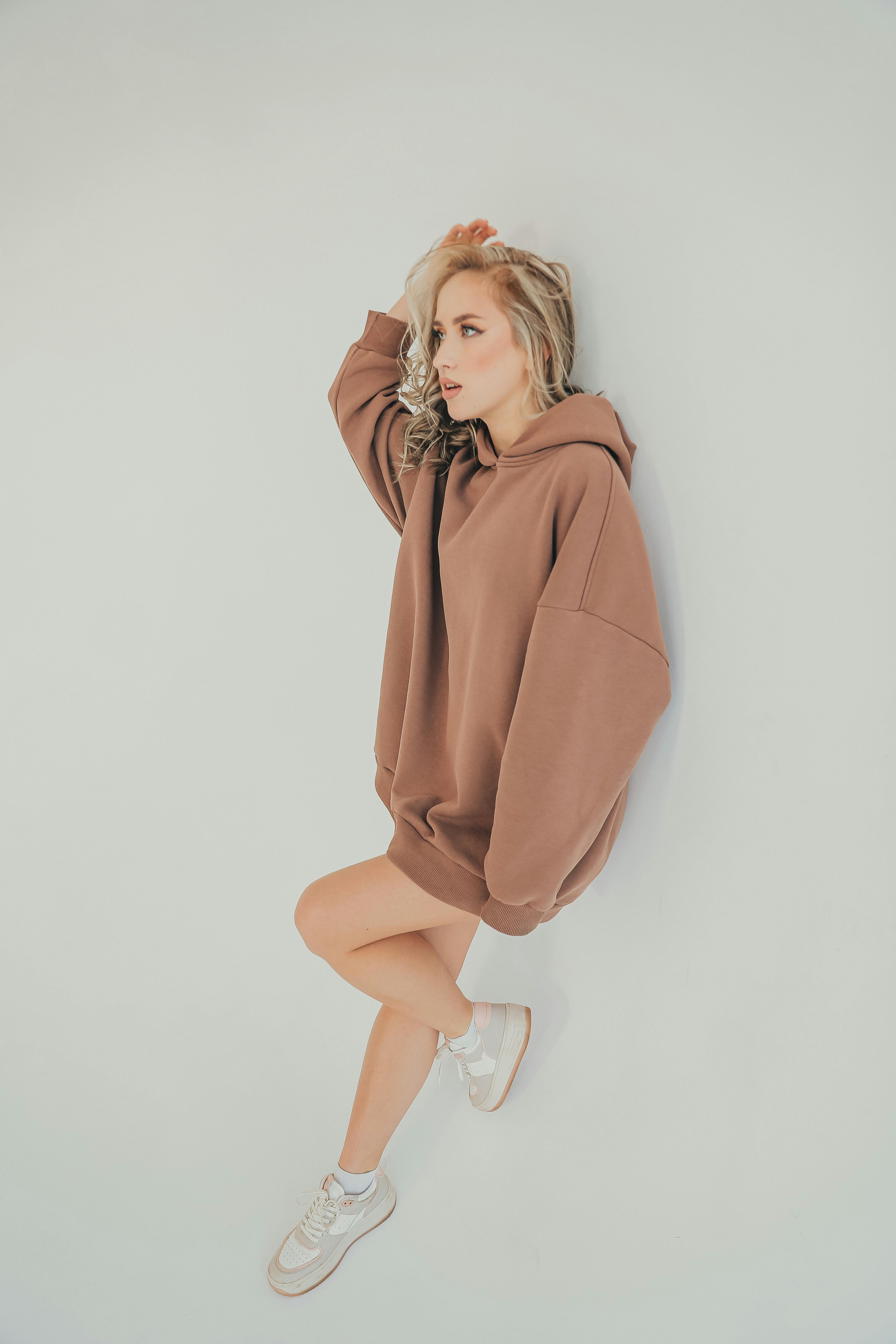 bezplatná Základová fotografie zdarma na téma bílé pozadí, bílé tenisky, blond vlasy Základová fotografie