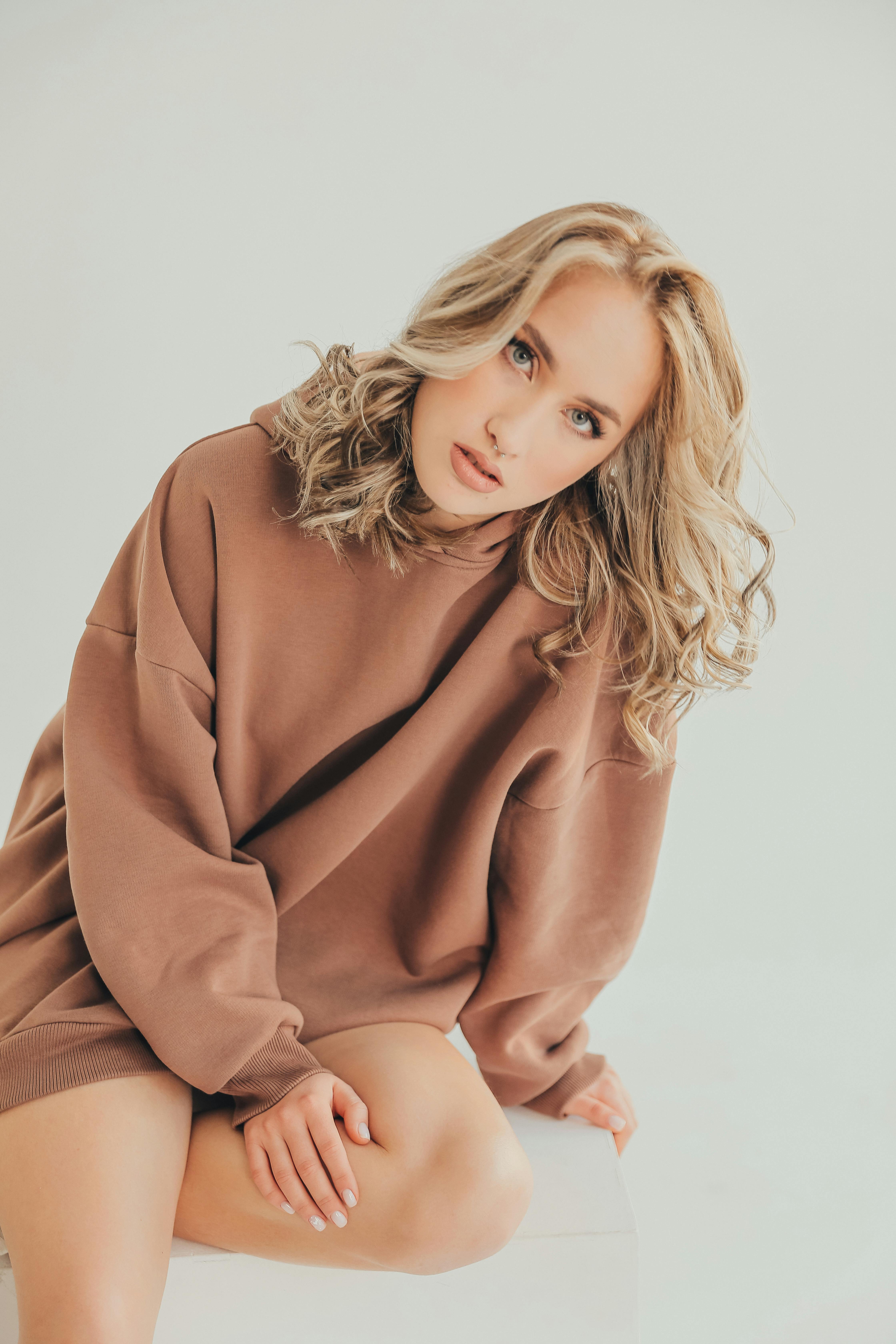 Gratis stockfoto met blondine, bruine hoodie, capuchon Stockfoto