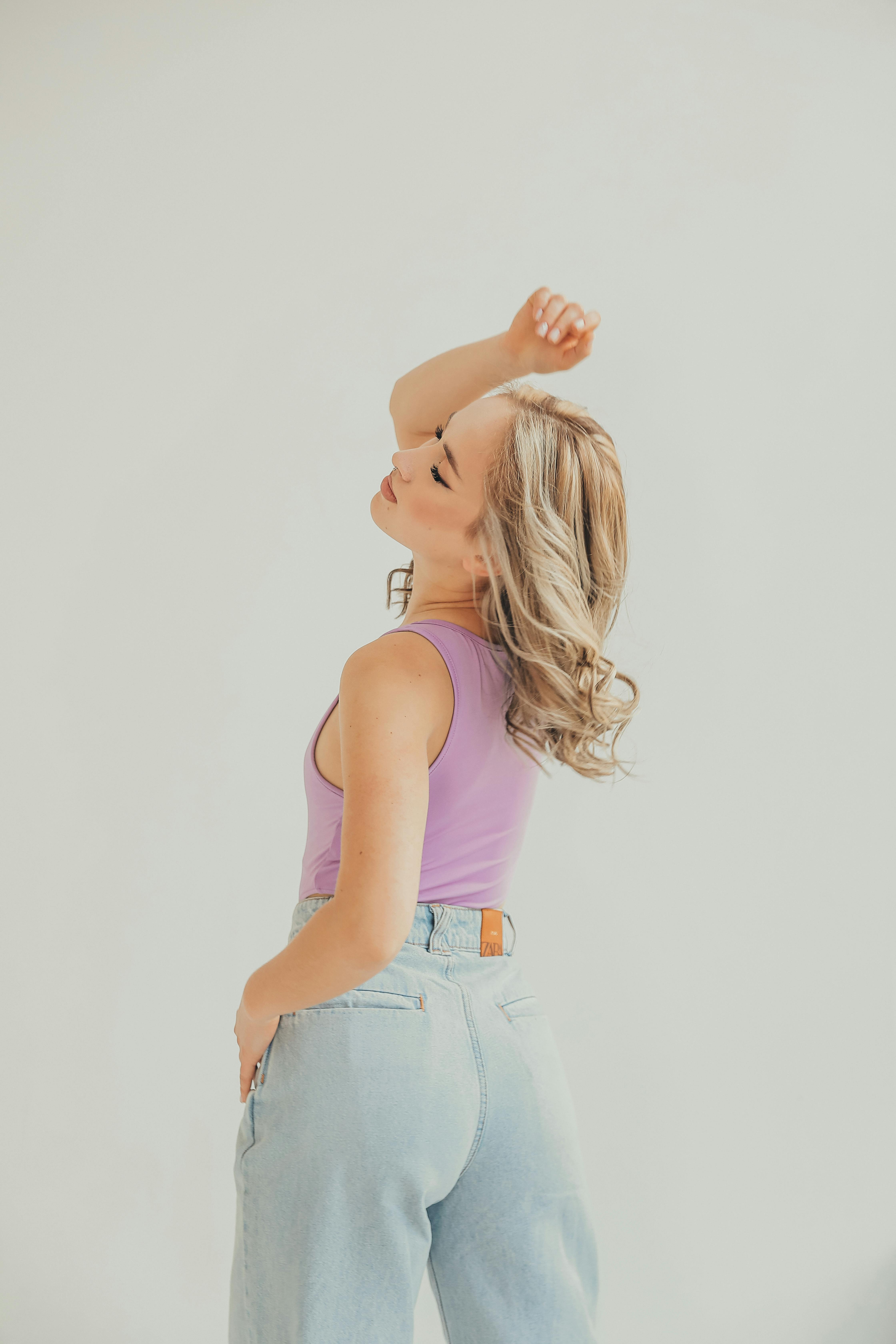 Gratis arkivbilde med # innendørs, blond, blondt hår Arkivbilde