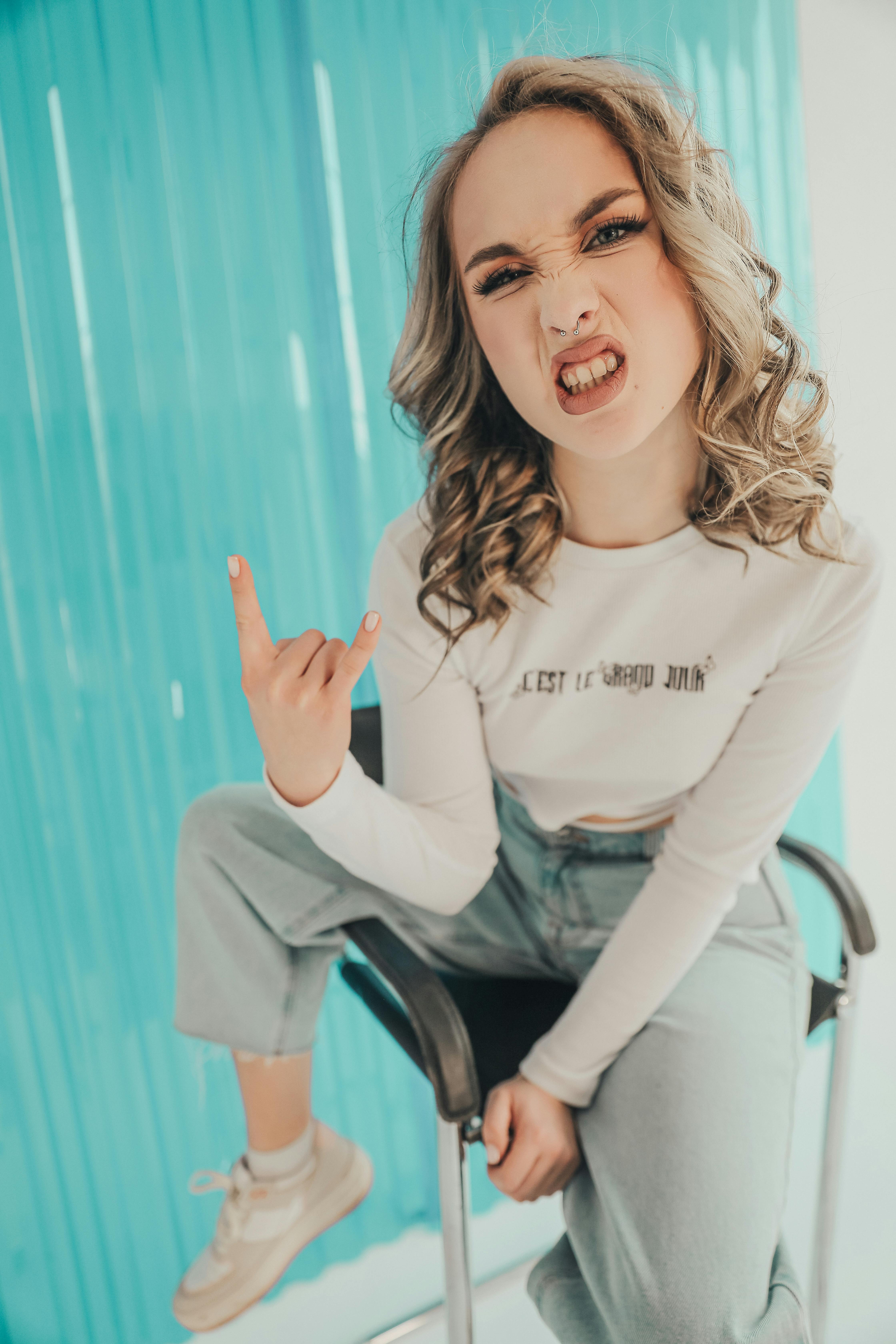 Ücretsiz #kapalı, anlamlı, Beyaz gömlek içeren Ücretsiz stok fotoğraf Stok Fotoğraflar