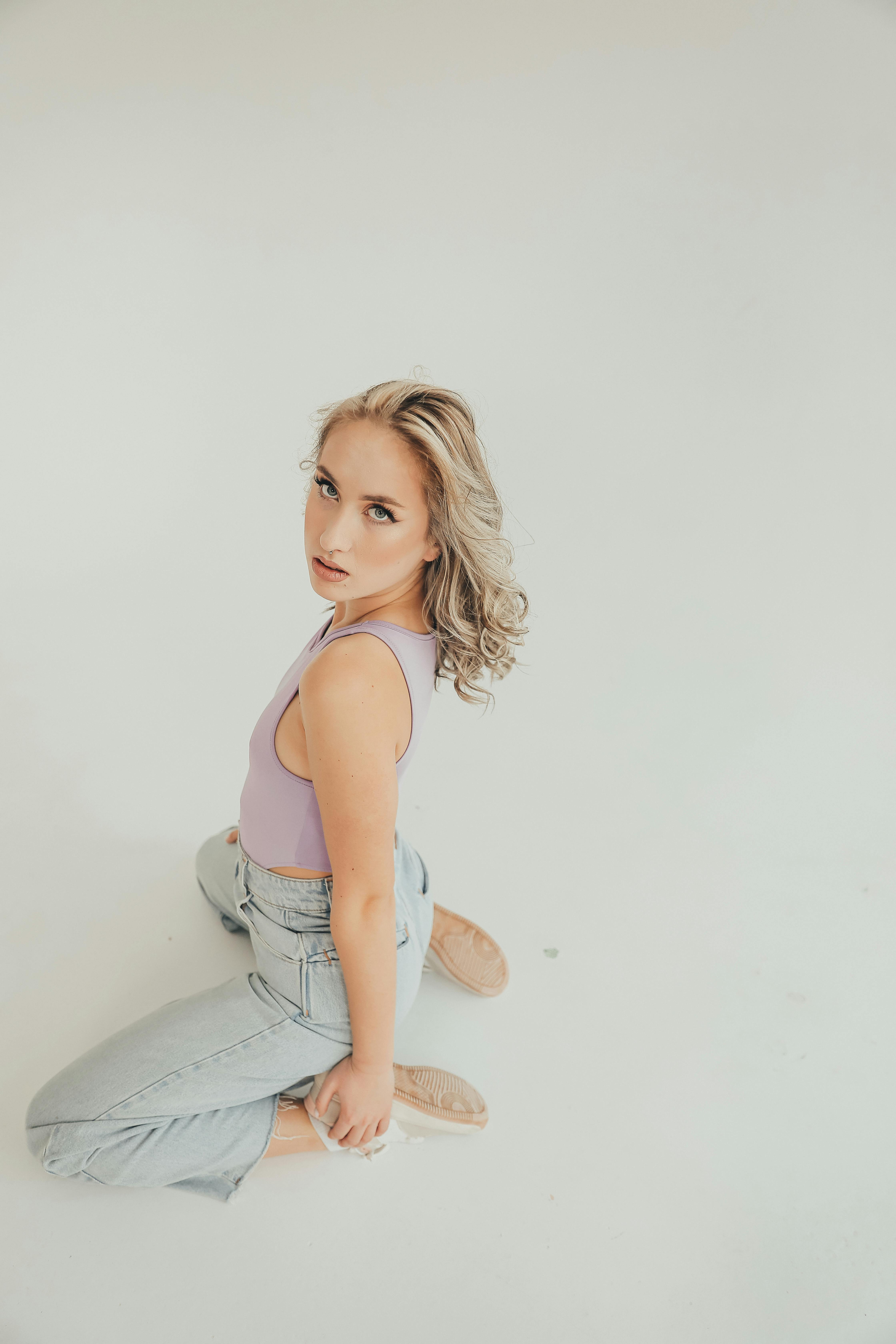 Gratis lagerfoto af afslappet, blød belysning, blondine Lagerfoto