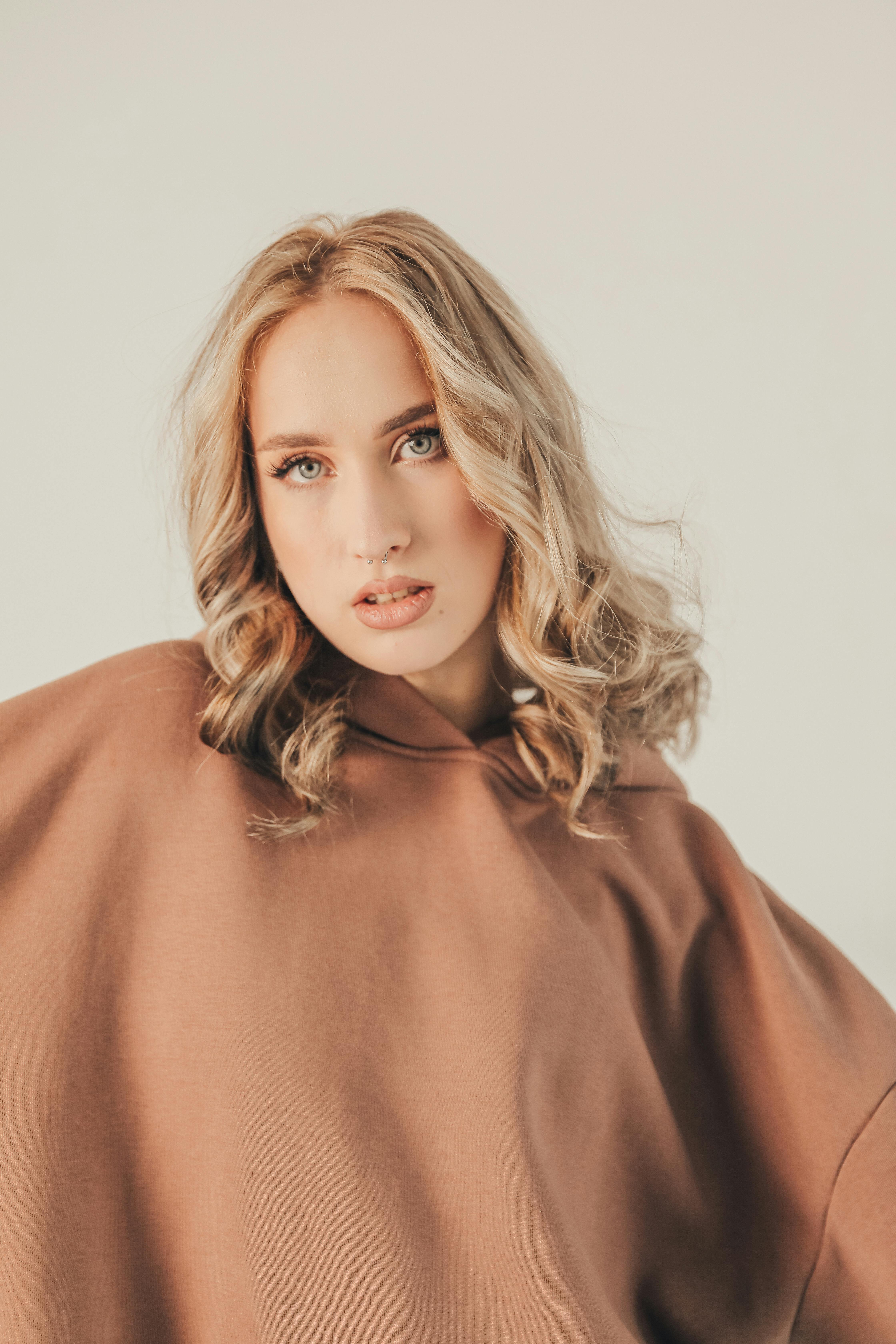 Gratis stockfoto met aantrekkelijk, aantrekkingskracht, blondine Stockfoto