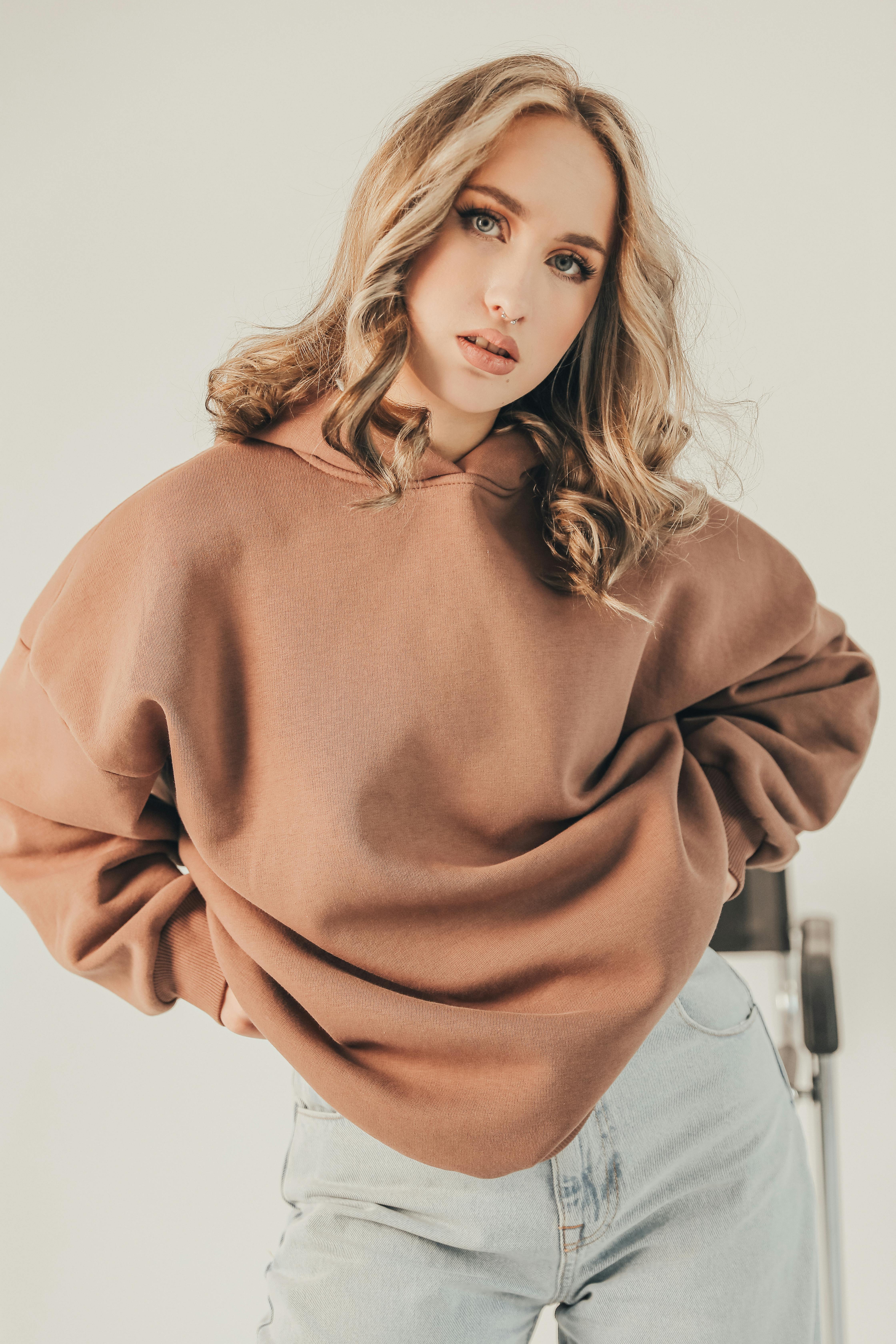 Miễn phí Ảnh lưu trữ miễn phí về ánh sáng dịu, áo hoodie, áo len nâu Ảnh lưu trữ