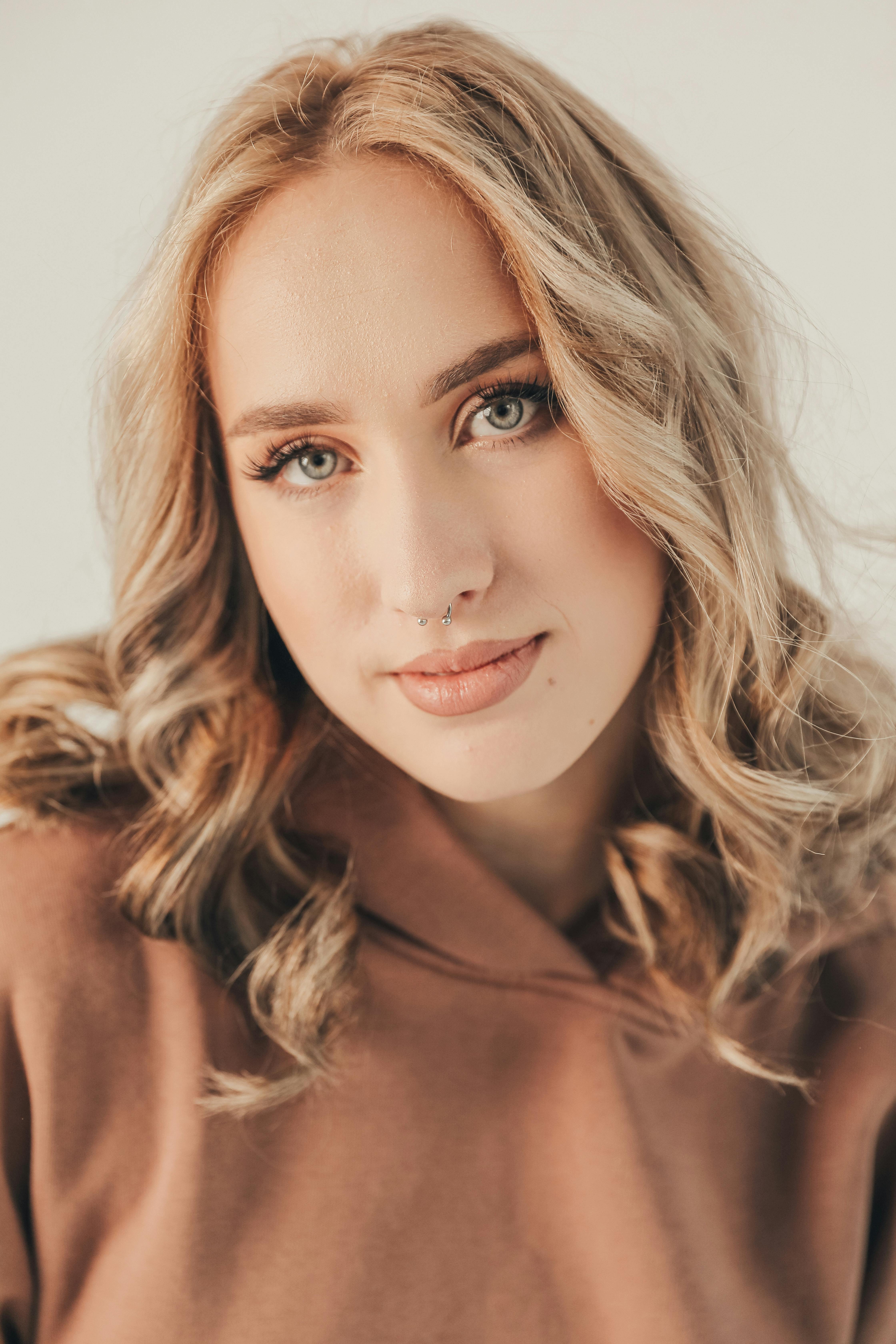 Безкоштовне стокове фото на тему «# в приміщенні, attractive, beautiful» стокове фото