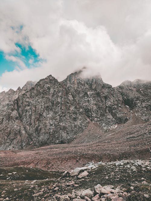 Gratis Foto Di Rocky Mountain Sotto Il Cielo Nuvoloso Foto a disposizione