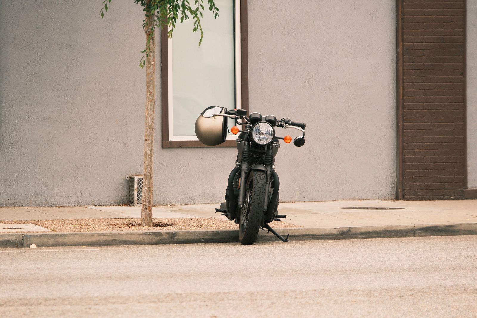 Moto ancienne garée contre un mur en ville