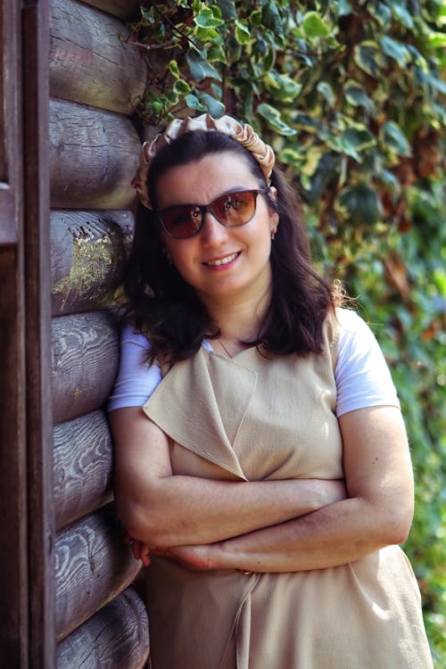 Foto profissional grátis de cabelo comprido, cara, de madeira