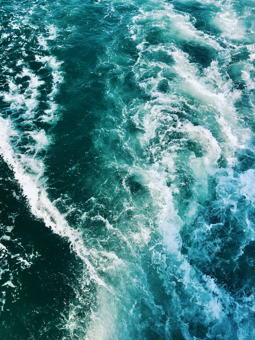Free Captivating view of ocean waves creating patterns with splashes and movement in summer. Stock Photo