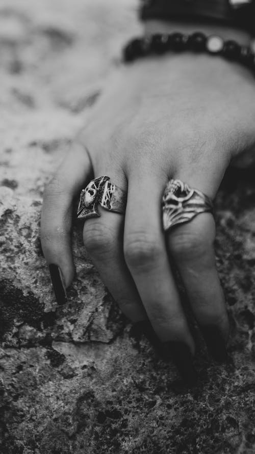 Fotos de stock gratuitas de anillos, blanco y negro, de cerca