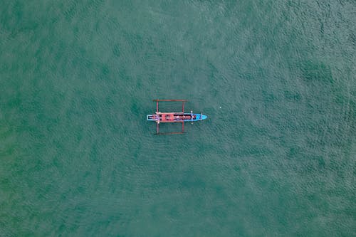 Gratis Canoa Rossa E Marrone Sul Corpo D'acqua Foto a disposizione