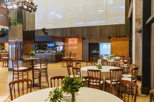 Free Elegantly decorated event hall with round tables and chairs, perfect for celebrations. Stock Photo