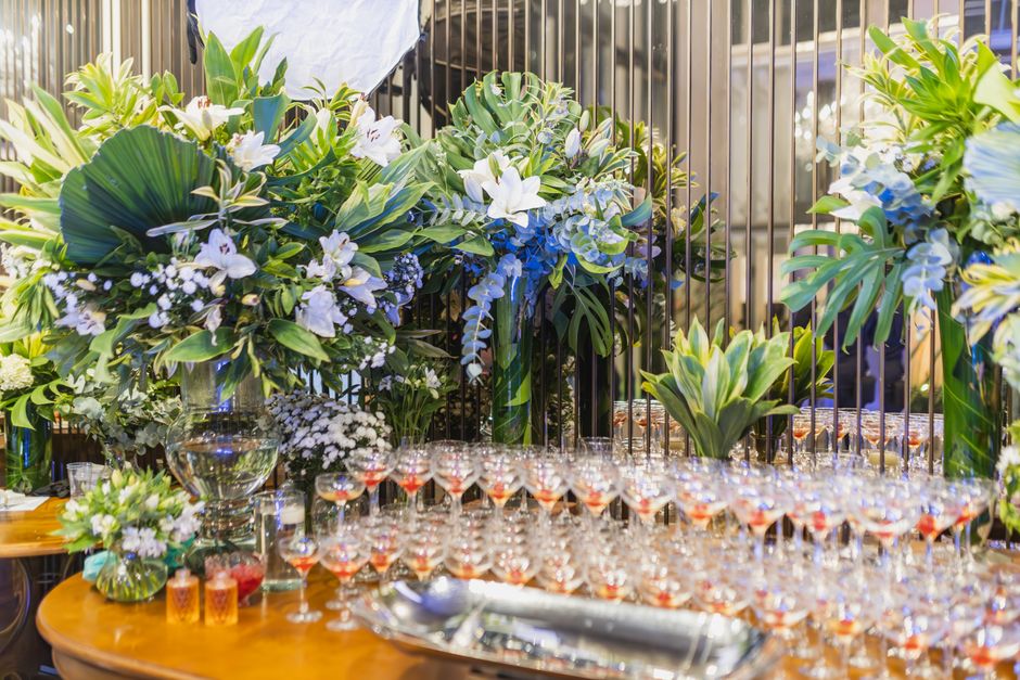 Elegant table decor with floral centerpieces and layered glassware for a Lafayette LA event rental