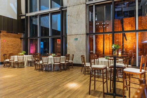 Free Luxurious hotel restaurant interior featuring elegant tables and chairs with ambient lighting. Stock Photo