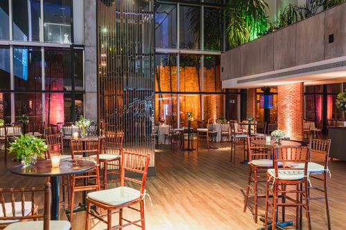 Free A modern bar with contemporary decor, featuring elegant seating and warm lighting. Stock Photo