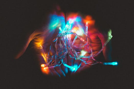 一双双手中的五颜六色串灯焕发活力，营造出神奇的氛围