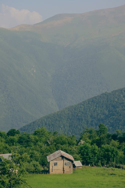 Çiftlik, dağlar, dikey atış içeren Ücretsiz stok fotoğraf