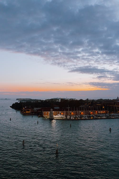 Immagine gratuita di acqua, alba, barca