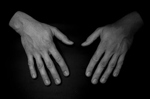 Foto d'estoc gratuïta de blanc i negre, claus, dits
