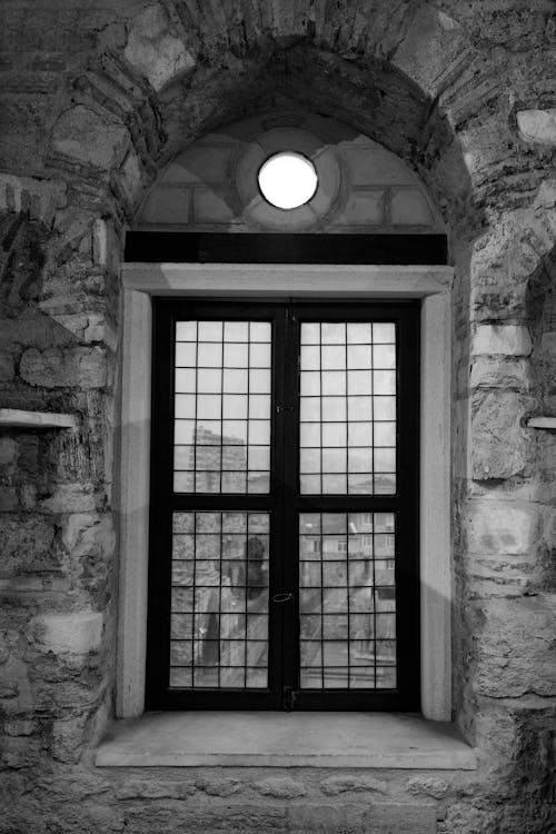 Foto d'estoc gratuïta de blanc i negre, finestres, interior