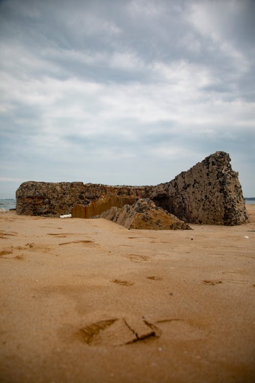 Foto d'estoc gratuïta de al costat de la platja, cels ennuvolats, Costa