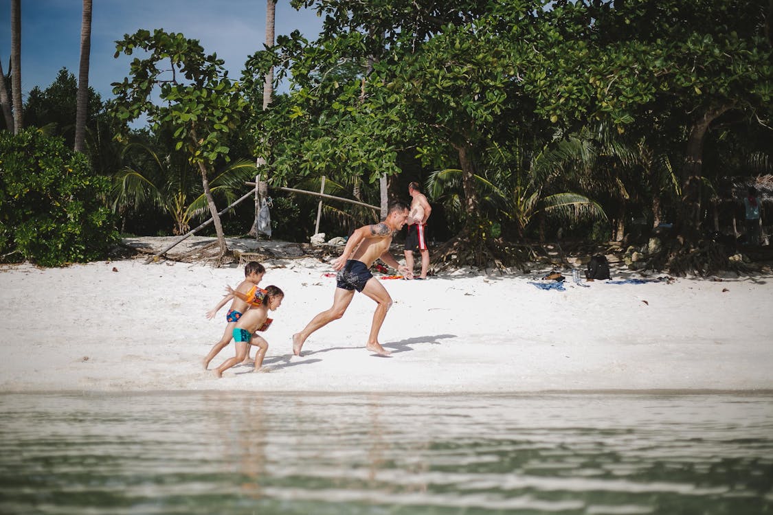 Gente Corriendo En La Orilla De La Playa