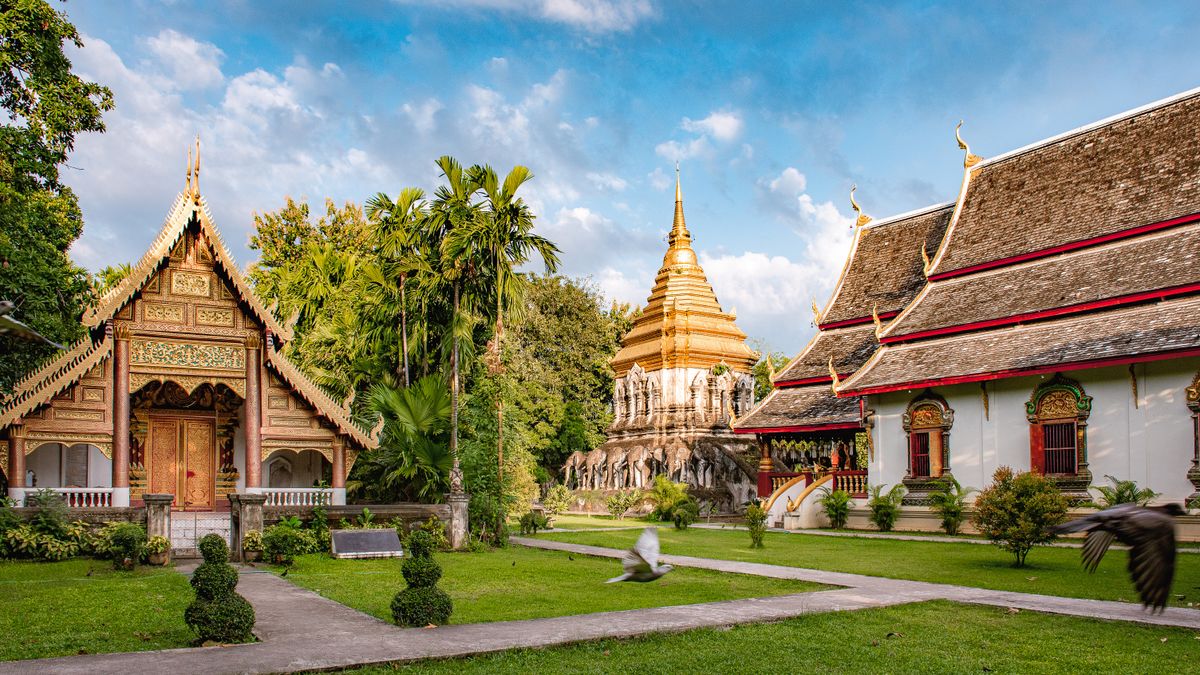 치앙마이 — A beautiful view of Wat Chiang Man temple in Chiang Mai, Thailand, surrounded by lush greenery.