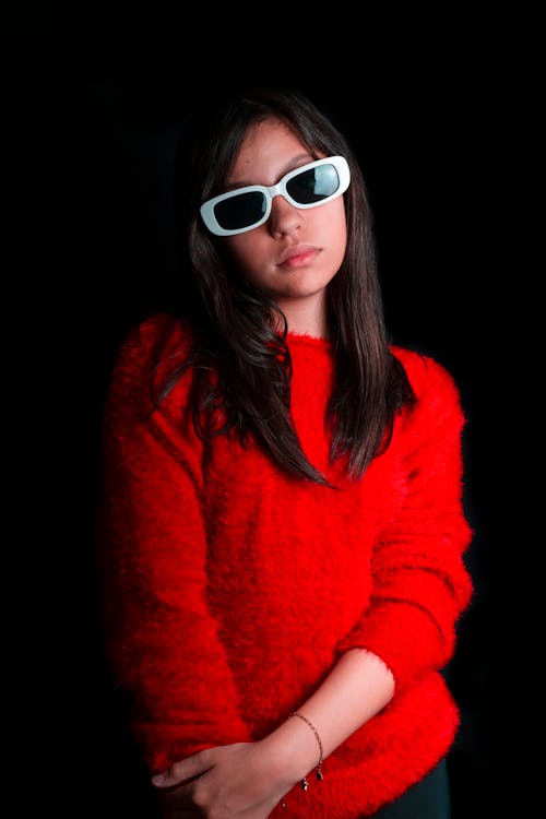 갈색 머리, 빨간 스웨터, 선글라스의 무료 스톡 사진
