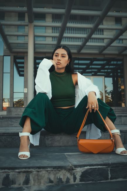 Deep green set with a white shirt thrown on to lighten it up. The orange bag pops on purpose 🍊
#styleinspo #green #pants #shirt