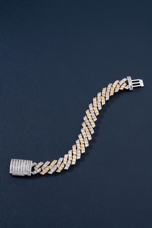 Free Luxurious diamond bracelet elegantly displayed, perfect for jewelry fashion. Stock Photo