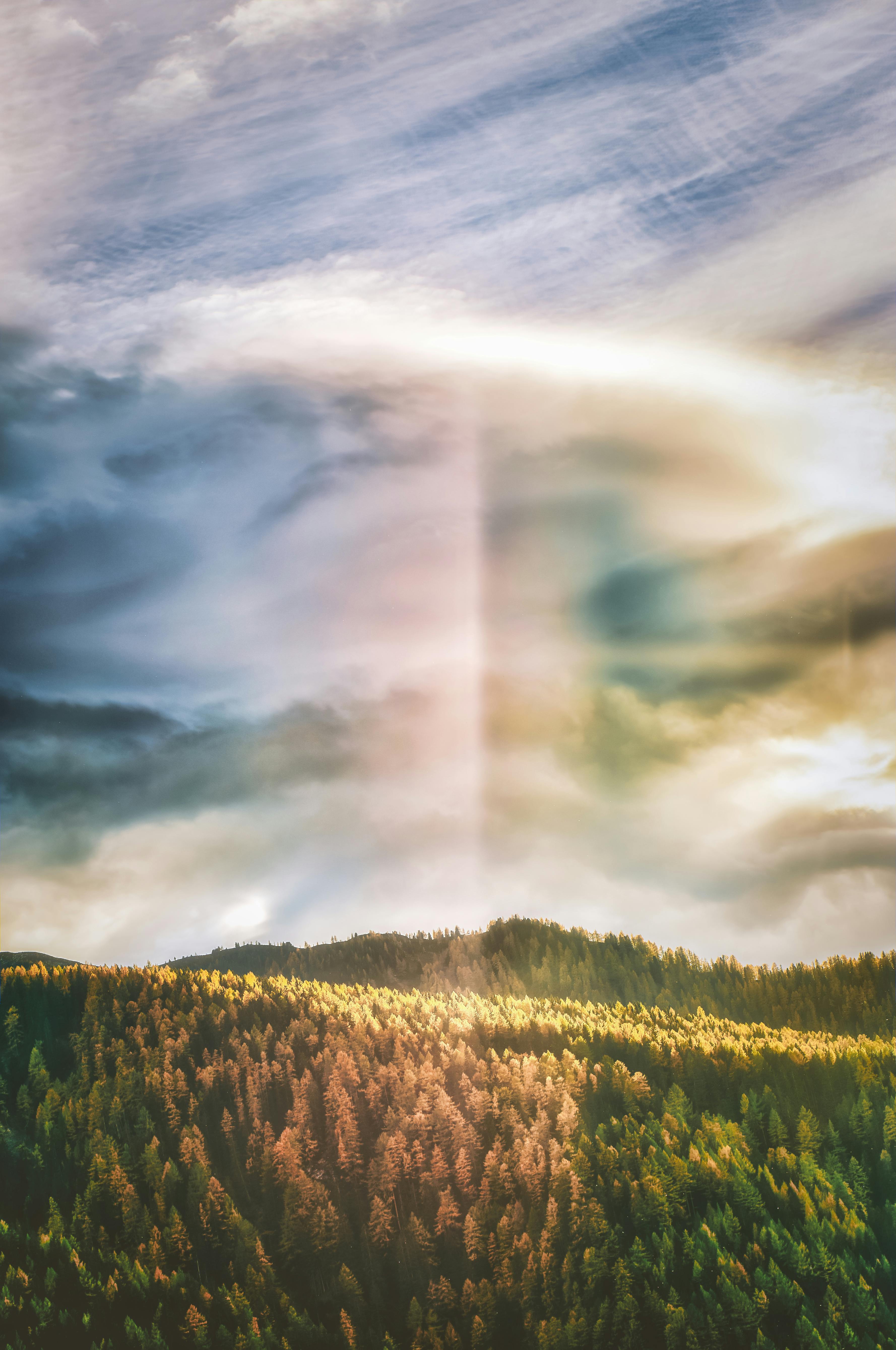 在茂密森林的映衬下，天空充满活力，雄伟的景色展现出完美的自然与景观主题