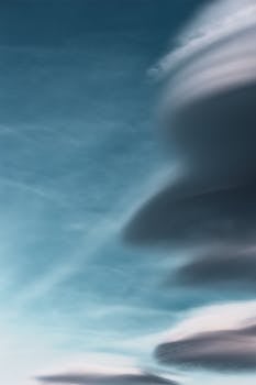 天空中戏剧性的模糊云层营造出宁静的氛围