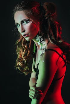 一幅运用艺术化妆与戏剧性红绿灯光效果的迷人女性肖像