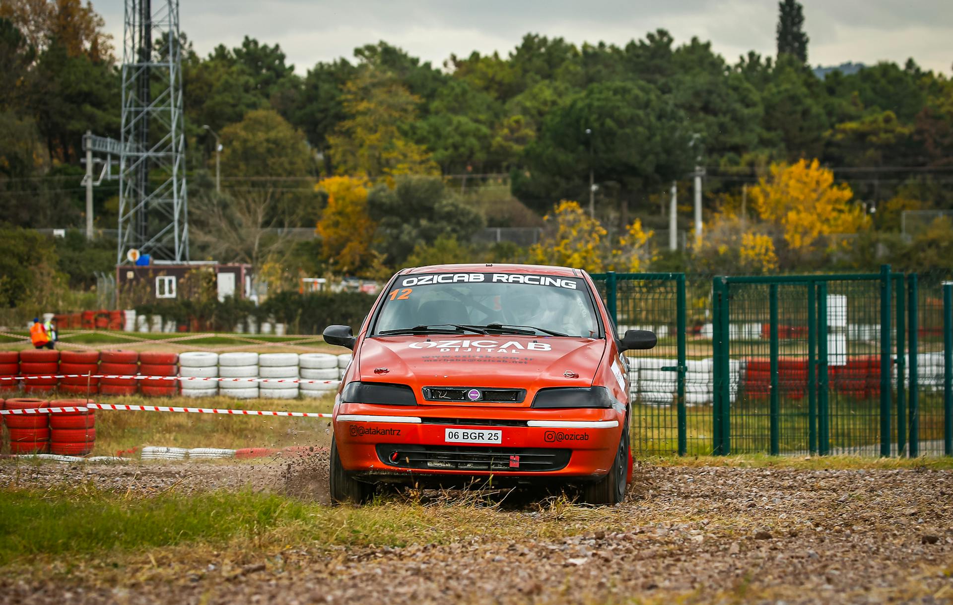 Red Fiat Palio racing on a track in İzmit, showcasing automotive adrenaline and speed.