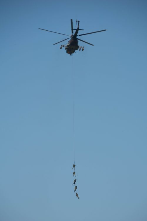 Battle Ropes Helicopter Helicopter Flying and Soldiers on Rope below · Free Stock Photo