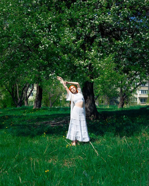 Ücretsiz ağaç, ayakta, beyaz etek içeren Ücretsiz stok fotoğraf Stok Fotoğraflar
