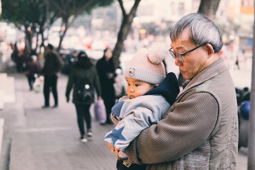 Uomo Che Tiene Bambino Al Parco