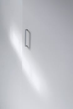 简约的白色橱柜门搭配光滑的把手，非常适合现代室内设计