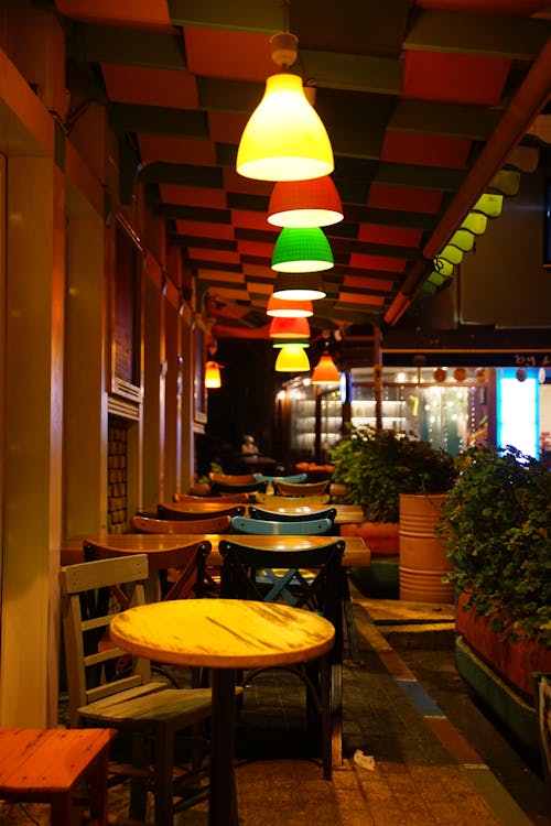 Gratis lagerfoto af borde, farverig, hængende lamper