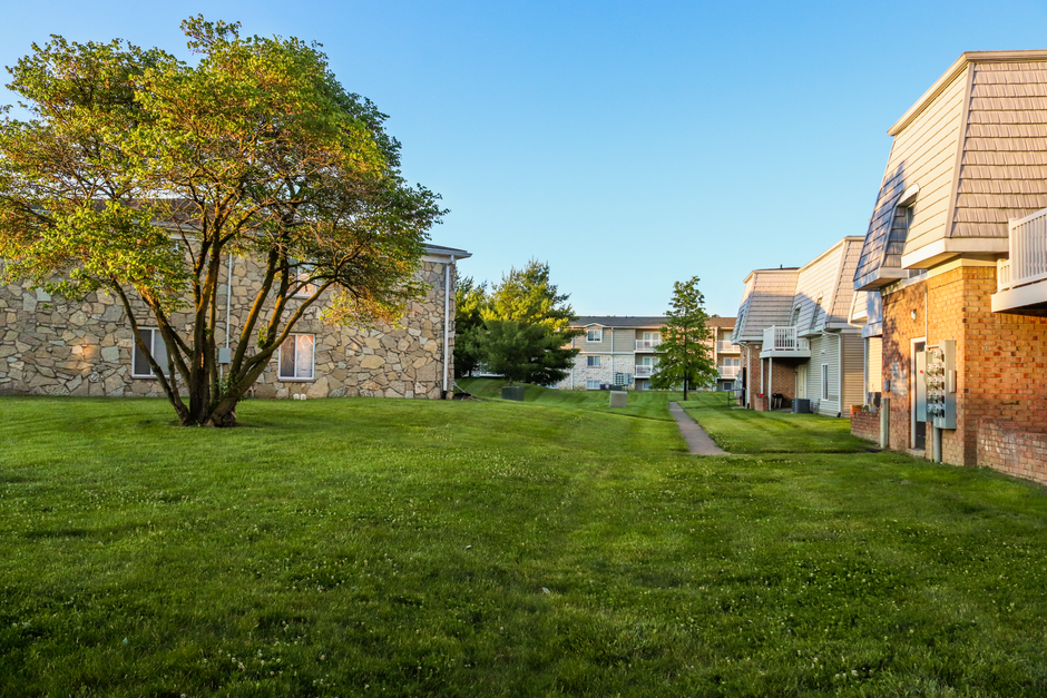Serene view of residential apartments with lush greenery in Indianapolis, Indiana.