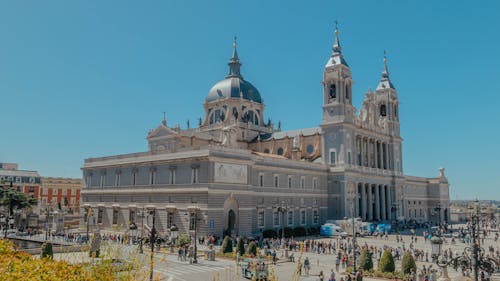 Ilmainen kuvapankkikuva tunnisteilla almudenan katedraali, Espanja, ihmiset