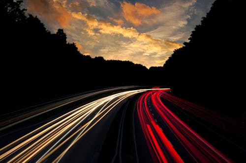 白と赤のライトで道路のタイムラプス写真