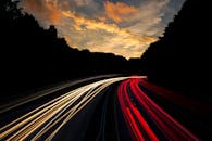 德国门兴格拉德巴赫的高速公路灯道在多彩的暮色天空下进行了戏剧性的长时间曝光